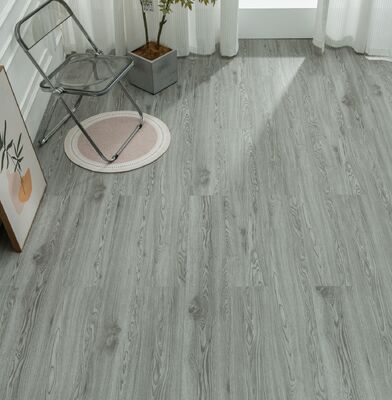 Lantai SPC Interior Anti-Slip Abu-abu 1220x180mm Tebal 5mm Pola Kayu Lapisan UV untuk Kantor dan Ruang Tamu