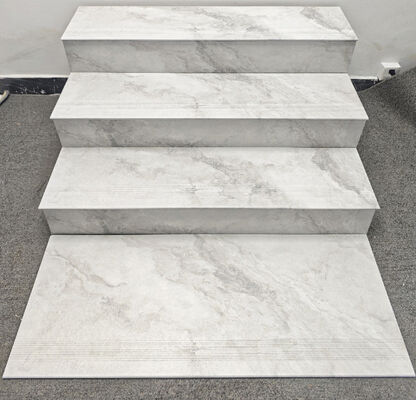 Tangga Keramik Lantai Dalam Ruangan Abu-abu Carrara Tahan Air 470x1200mm Matt untuk Hotel