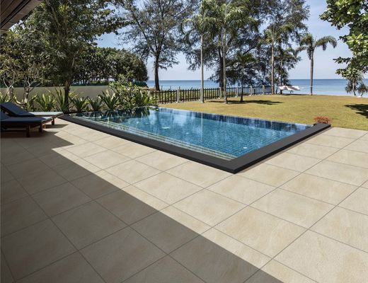 Kekerasan Antikorosif Bangunan Perumahan Kontemporer Tepi Kolam Renang Anti Slip 60x60cm